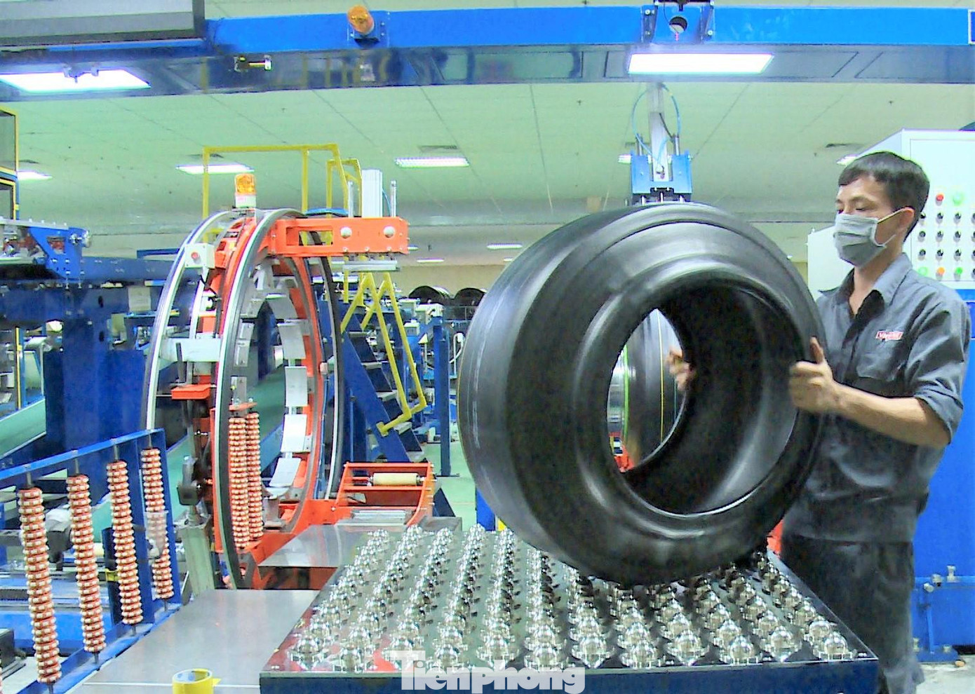 Người lao động đeo khẩu trang suốt quá trình làm việc và giữ khoảng cách an toàn Người lao động đeo khẩu trang suốt quá trình làm việc và giữ khoảng cách an toàn