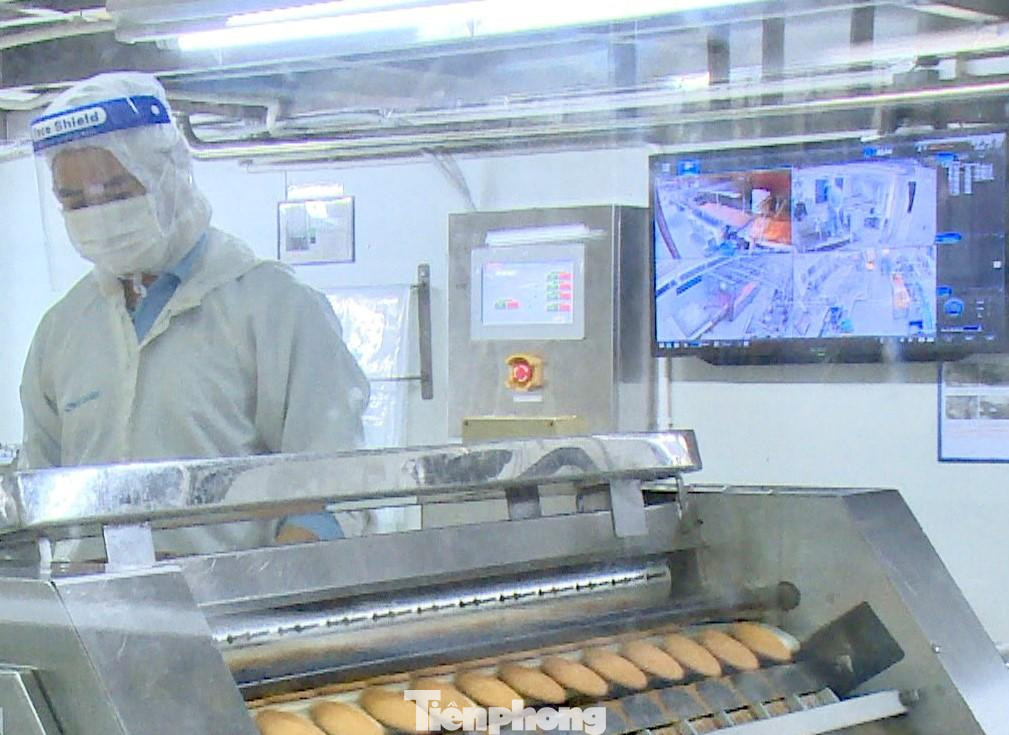 Tại nơi làm việc bố trí màn hình theo dõi dữ liệu camera truyền về để người lao động nắm thông tin Tại nơi làm việc bố trí màn hình theo dõi dữ liệu camera truyền về để người lao động nắm thông tin