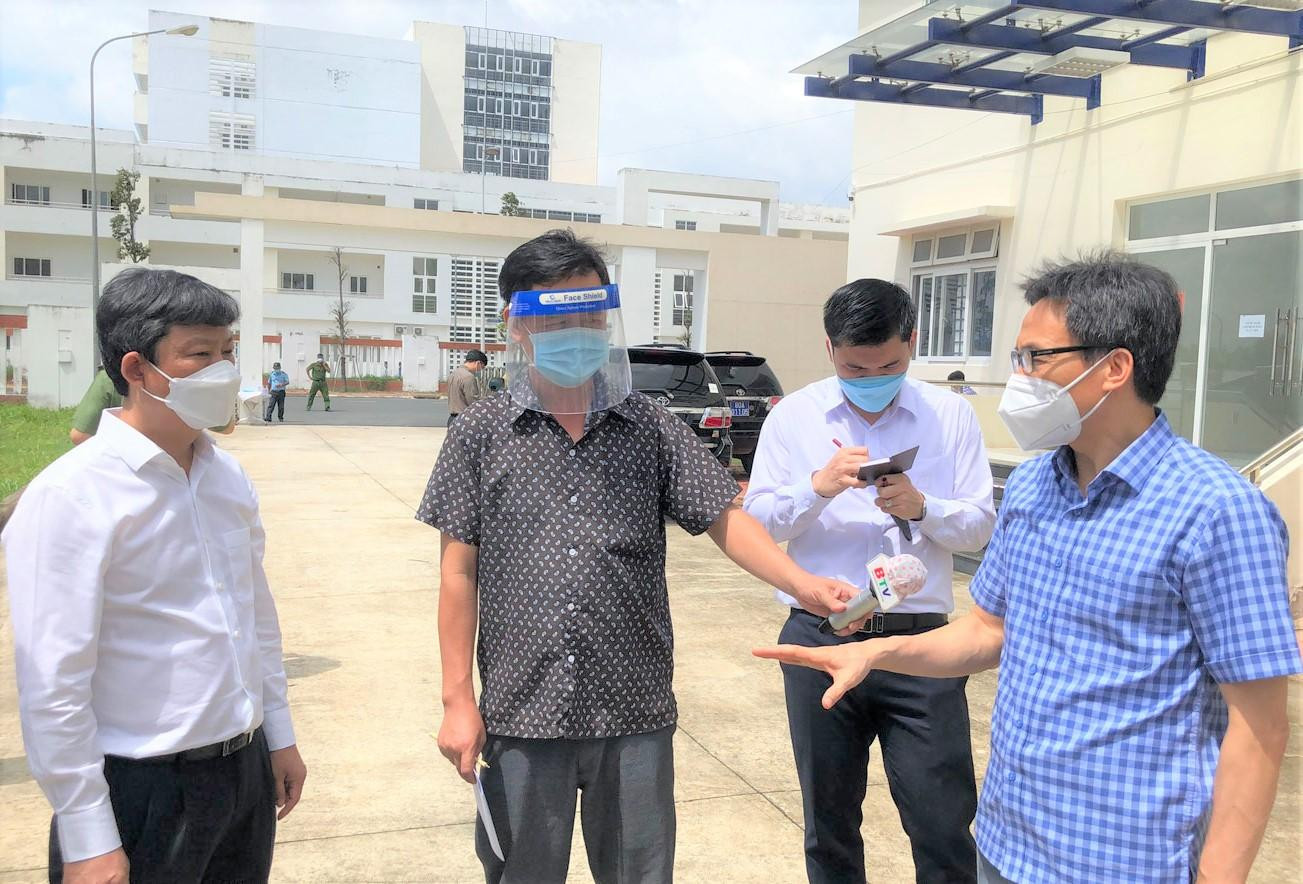 Phó Thủ tướng Vũ Đức Đam (bìa phải) và Chủ tịch UBND tỉnh Bình Dương (bìa trái) kiểm tra khu điều trị COVID-19, cũng là nơi đặt trung tâm ICU cơ sở 2 tại Bình Dương