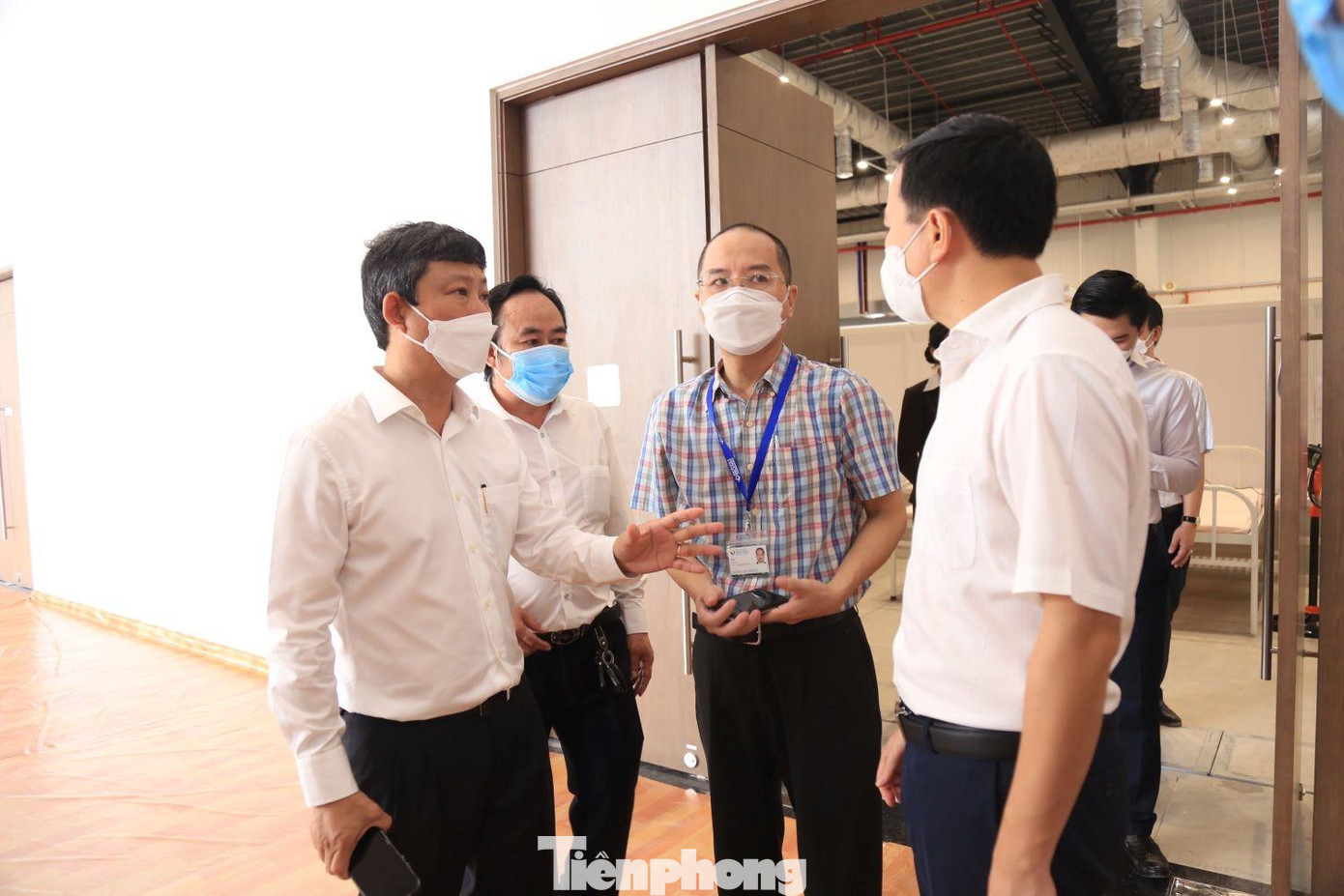 Chủ tịch UBND tỉnh Bình Dương Võ Văn Minh (ngoài cùng bìa trái) đi kiểm tra bệnh viện dã chiến số 1 Chủ tịch UBND tỉnh Bình Dương Võ Văn Minh (ngoài cùng bìa trái) đi kiểm tra bệnh viện dã chiến số 1