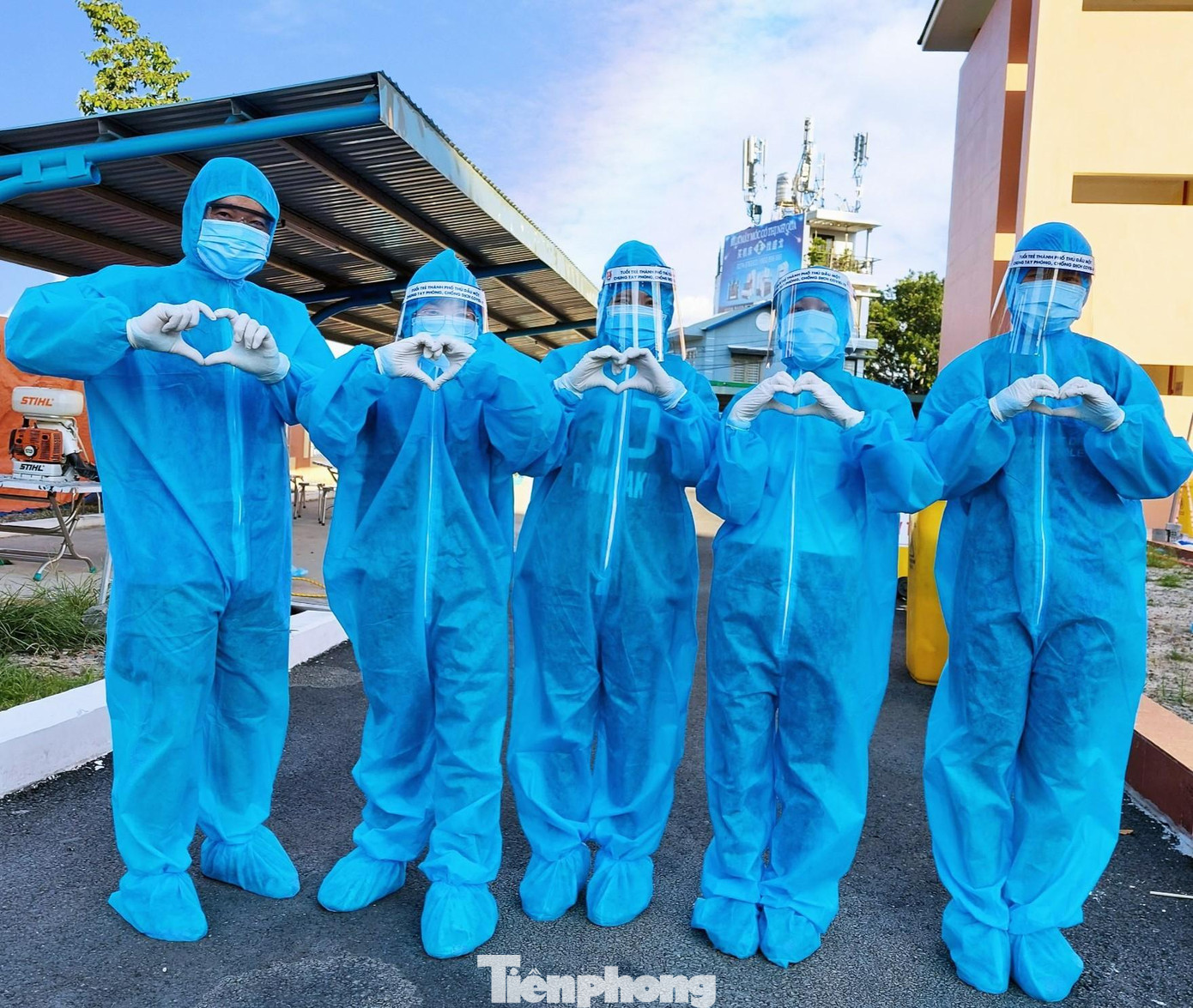 Các tình nguyện viên vào khu cách ly hỗ trợ tuyến đầu