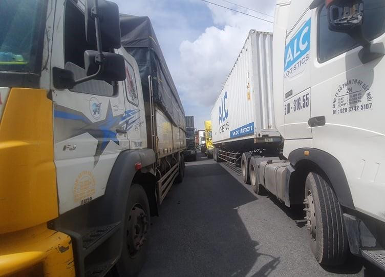 Phương tiện ùn ú khu vực đường ĐT 743