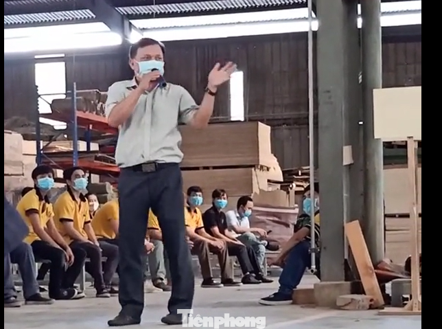 Giám đốc Công ty thuyết phục công nhân ở lại trụ sở để phòng, chống dịch