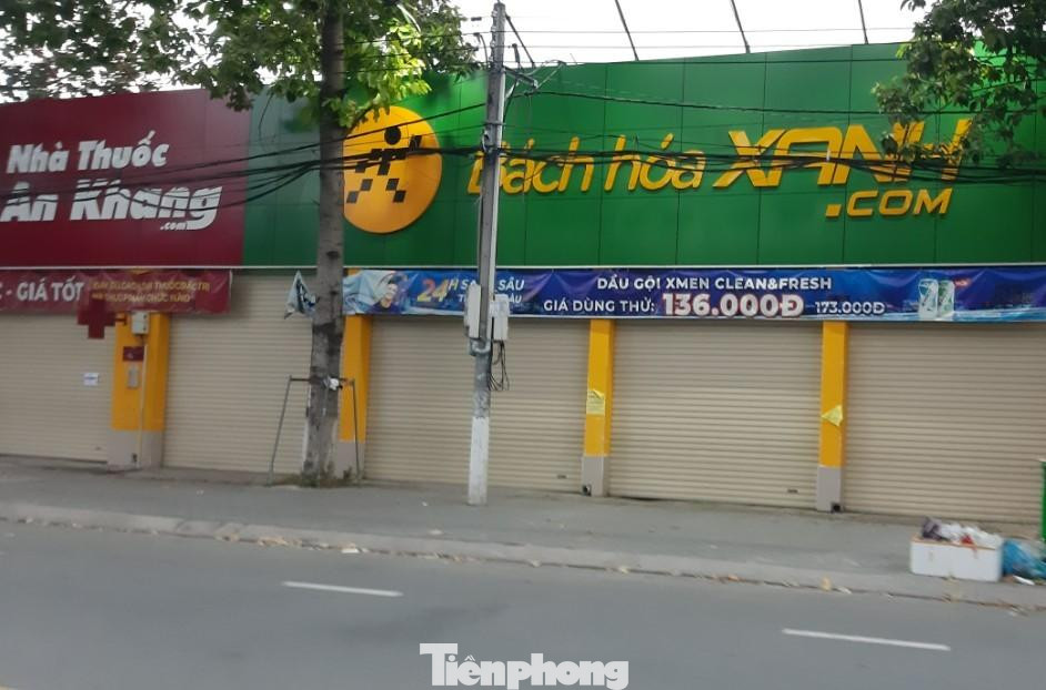 Sau 18h, kể cả điểm kinh doanh thiết yếu cũng đóng cửa