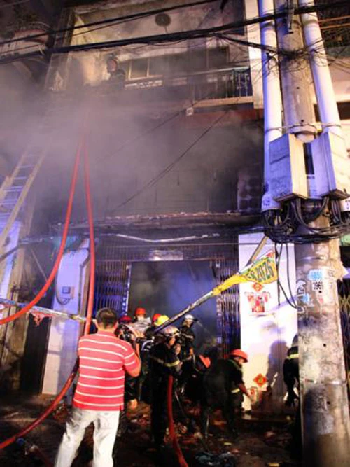 Lửa thiêu rụi căn nhà số 322 Hàn Hải Nguyên