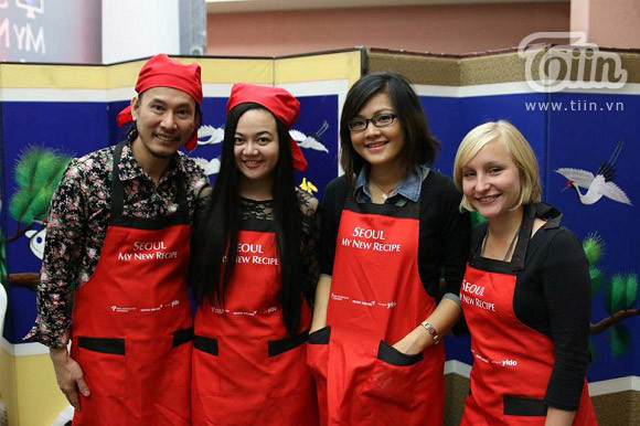 Lê Hạ Huyền (thứ 3 từ trái sang) sở hữu hàng loạt clip quảng bá du lịch Việt với góc quay, hình ảnh chân phương nhưng cũng vô cùng đẹp mắt