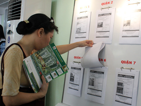 Khách hàng tham khảo giá cả của dòng sản phẩm nhà phố tại một hội chợ bất động sản ở TP HCM. Ảnh: Vũ Lê