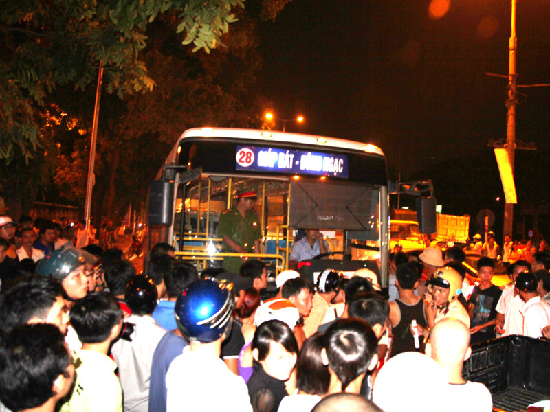 Dân chúng bức xúc đứng chặn không cho chiếc xe buýt chạy thoát
