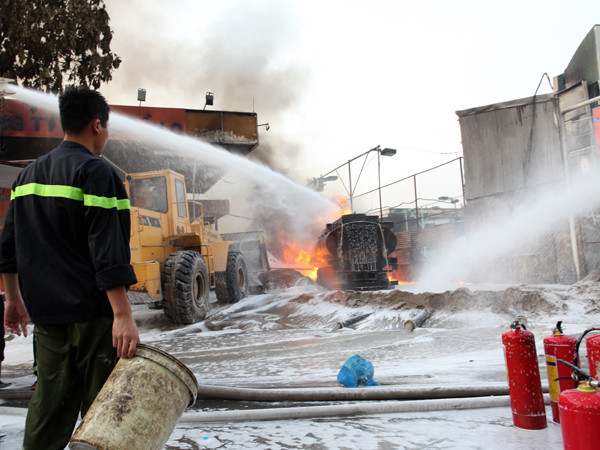 Có vẻ bất lực với đám cháy