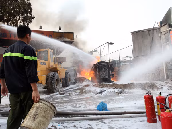 Có vẻ bất lực với đám cháy