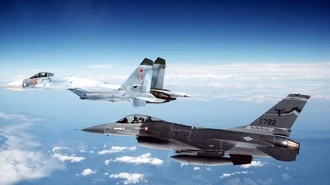 Nhìn gần tiêm kích Su-27 của Ukraine rơi khi hạ cánh ảnh 3