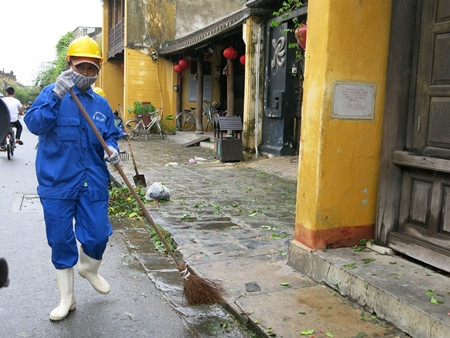 Các hàng ven sông ở chợ Hội An được di dời tới nơi khô ráo