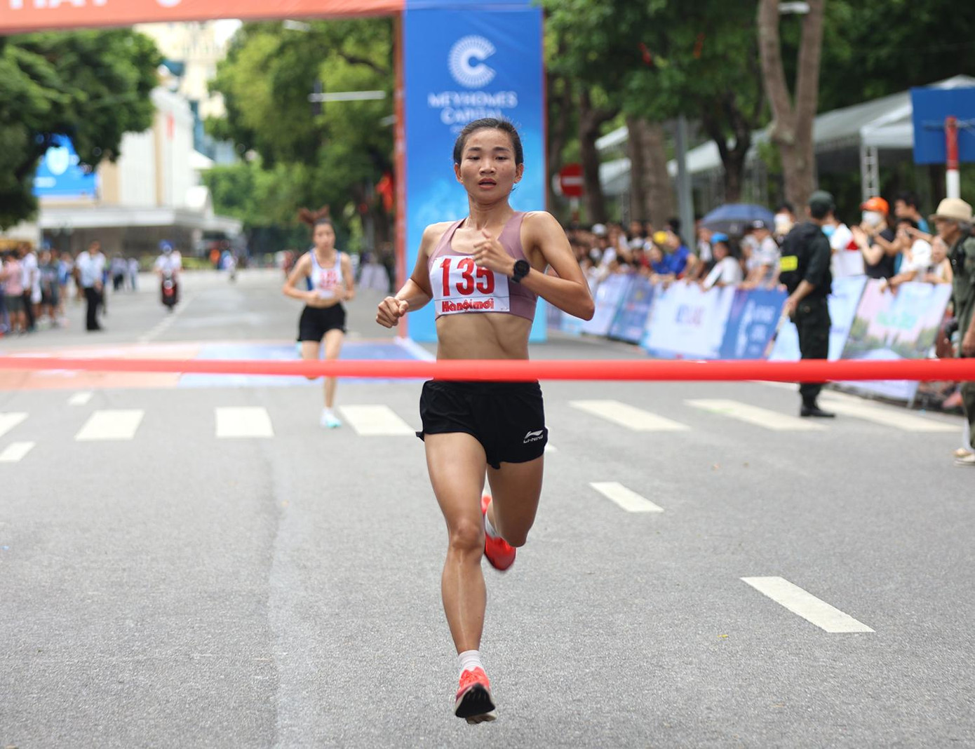 Vận động viên Nguyễn Thị Oanh cán đích đầu tiên nội dung nữ nâng cao