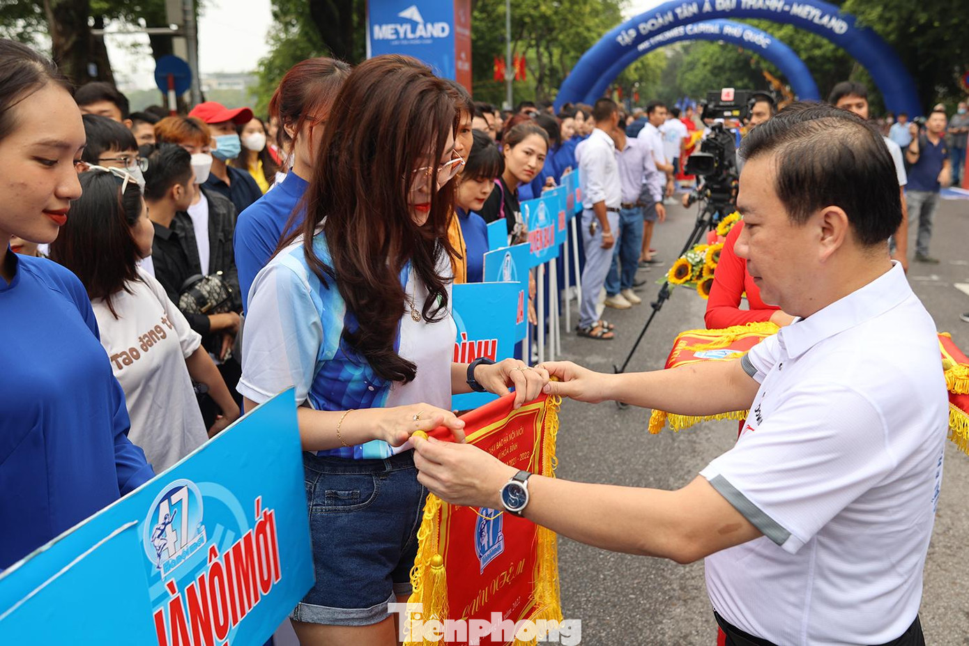 Phó Chủ tịch UBND thành phố Chử Xuân Dũng tặng cờ lưu niệm cho đại diện các đoàn tham gia