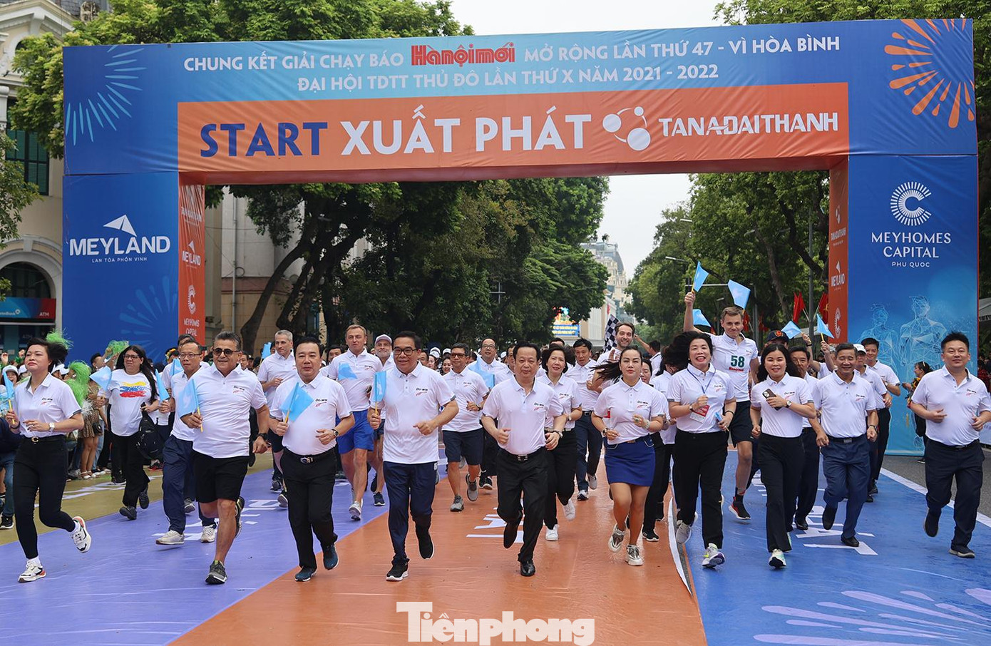 7h30, các đại biểu, bạn bè quốc tế tiến về khu vực xuất phát, chạy hưởng ứng Giải với cự ly 1 vòng hồ, tương đương 1.750m