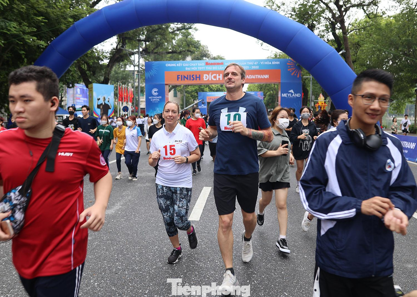 Các vận động viên người nước ngoài trên đường chạy.