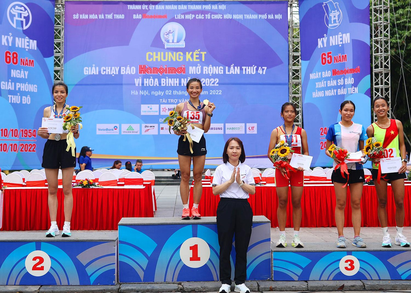 Trao giải cho các vận động viên nữ nâng cao.