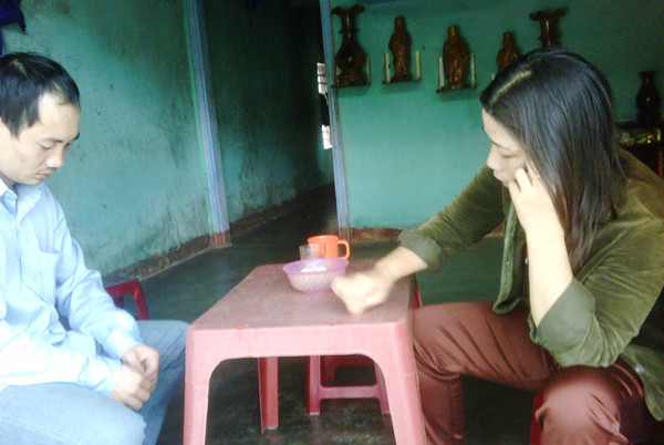 “Bà Hòa” đang trị bệnh cho con bệnh. Ảnh: Nguyễn Huy