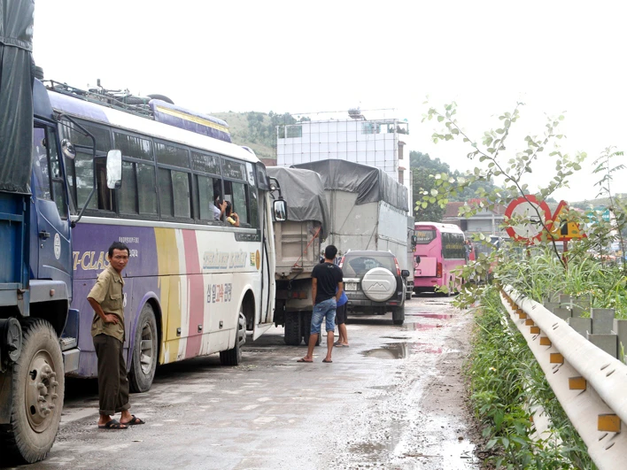 Nhiều lái xe phải chờ hang giờ