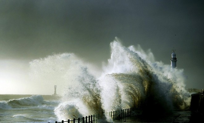Thiên nhiên hung dữ. Nhiệt độ ở Anh giảm mạnh trong ngày hôm qua vì gió lớn và bão sắp đổ bộ. Ảnh: PA
