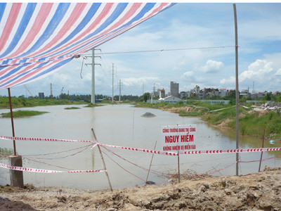 Công trường nơi xảy ra vụ việc đã được chắn rào, cắm biển báo Ảnh: T.Đảng