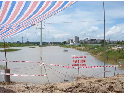 Công trường nơi xảy ra vụ việc đã được chắn rào, cắm biển báo Ảnh: T.Đảng. Công trường nơi xảy ra vụ việc đã được chắn rào, cắm biển báo Ảnh: T.Đảng
