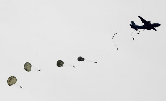 Hình ảnh loạt binh lính Hàn nhảy dù