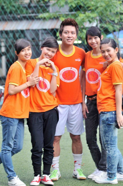 các bạn nữ chụp ảnh với ca sĩ Tuấn Hưng