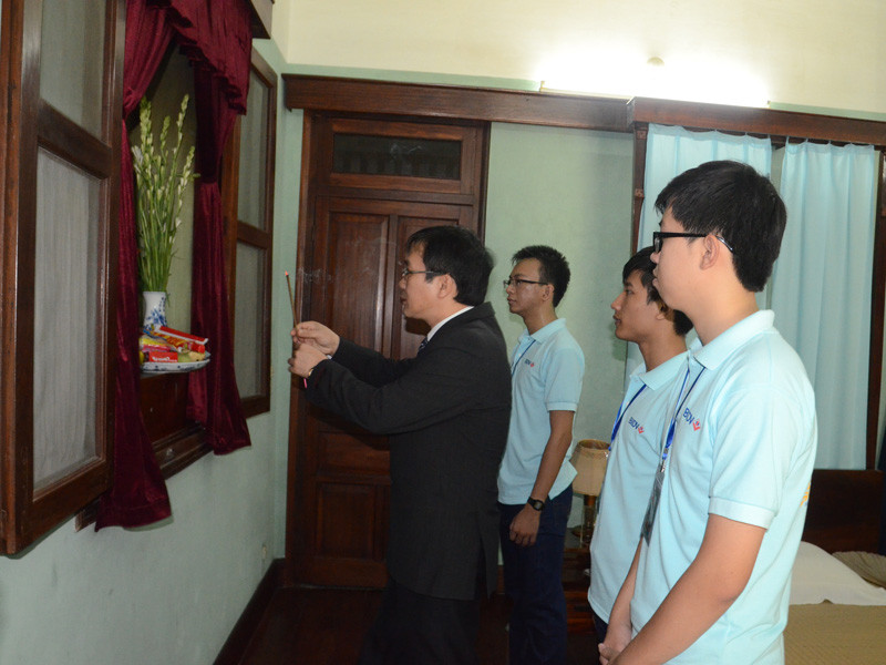 Thắp hương báo công của các em học sinh, sinh viên