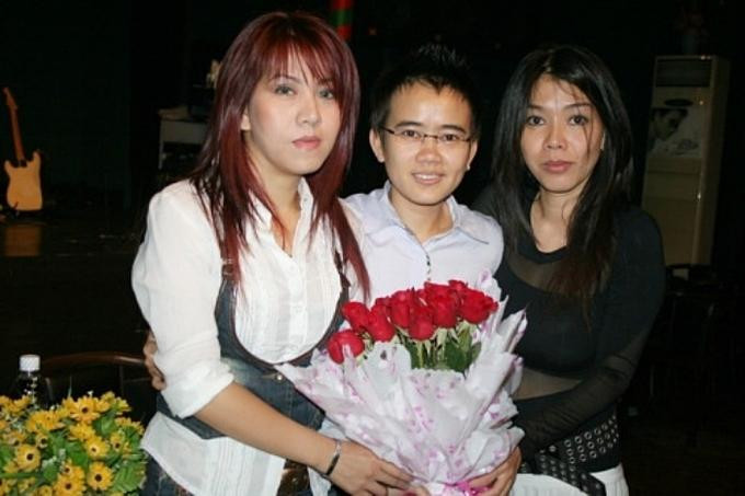 Nhóm 3 Con Mèo được thành lập năm 1988, gồm ba thành viên: Phương Uyên (1970), Cẩm Tú (1973), Ngọc Diệp (1974). Họ là ba chị em trong gia đình có 8 người con, bố là ca sĩ Xuân Anh, hoạt động nghệ thuật từ trước năm 1975. Nhóm nhanh chóng được khán giả yêu mến trong những năm 1990-2000 với loạt hit: 'Sài Gòn cô tiên năm 2000', 'Mẹ yêu'... Năm 2001, nhóm tan rã.