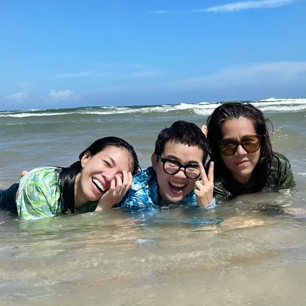 Ngọc Diệp (ngoài cùng bên trái) cũng lập gia đình và định cư tại Mỹ từ lâu. Cô cũng khá kín tiếng trên mạng xã hội, hầu như những hình ảnh của cô là do Phương Uyên hoặc những người bạn chia sẻ.