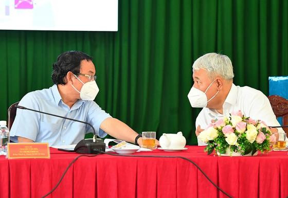 Bí thư Thành ủy TPHCM Nguyễn Văn Nên trao đổi cùng Bí thư quận ủy quận 7 Võ Khắc Thái về công tác phòng chống dịch Covid-19. Ảnh: VIỆT DŨNG. Bí thư Thành ủy TPHCM Nguyễn Văn Nên trao đổi cùng Bí thư quận ủy quận 7 Võ Khắc Thái về công tác phòng chống dịch Covid-19. Ảnh: VIỆT DŨNG.