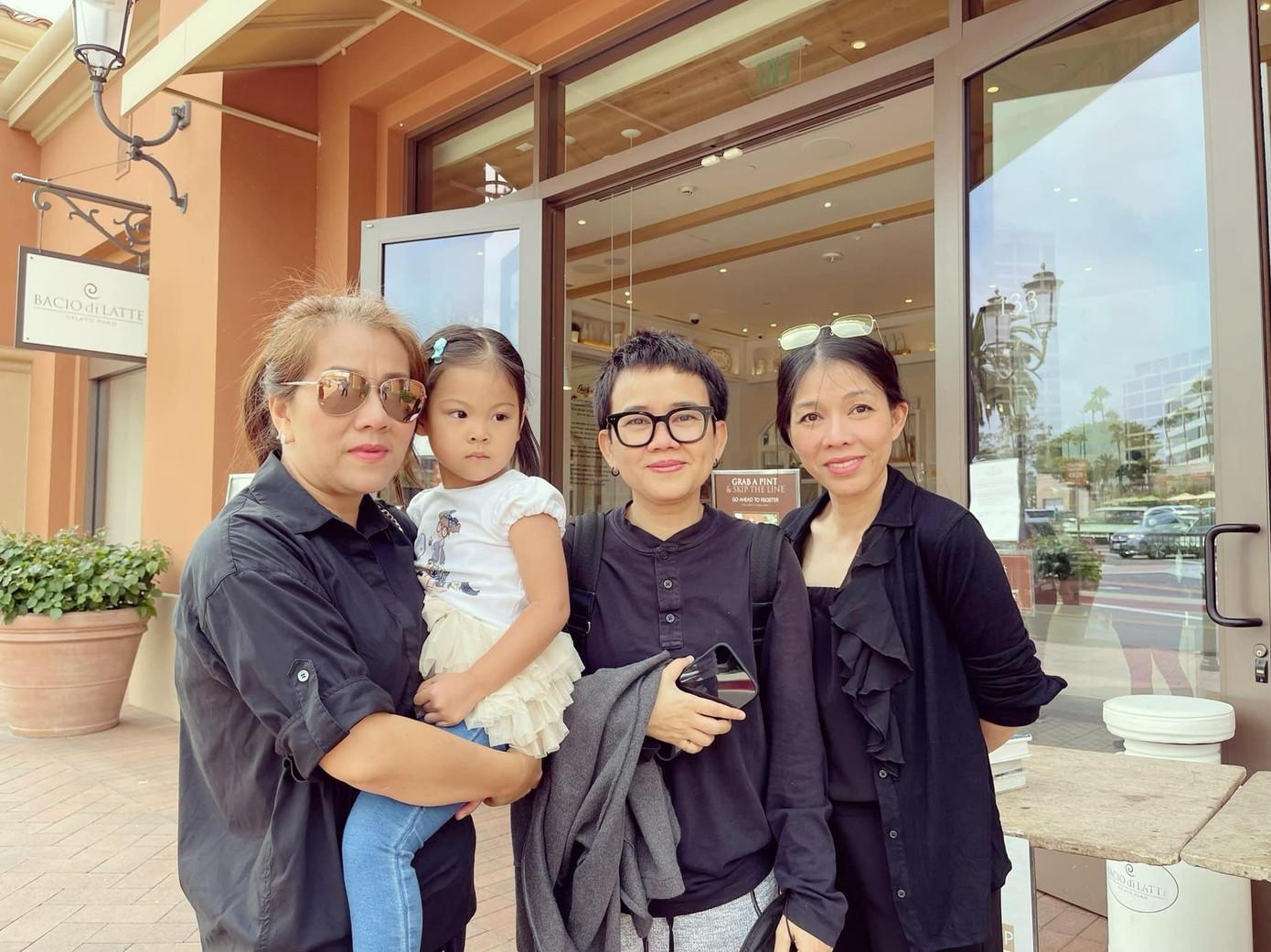 Thời gian này, nhạc sĩ Phương Uyên từ Việt Nam sang Mỹ thăm người thân kết hợp du lịch. Còn hai thành viên còn lại: Cẩm Tú (ngoài cùng bên trái) và Ngọc Diệp vốn định cư ở Mỹ từ nhiều năm nay. Ba chị em đã có dịp gặp lại nhau sau khoảng thời gian dài xa cách.