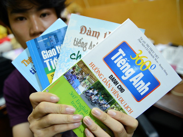 Các cuốn sách tiếng Anh cho ngành du lịch với nội dung trọng tâm là du lịch Trung Quốc. Ảnh: Thuận Thắng. Các cuốn sách tiếng Anh cho ngành du lịch với nội dung trọng tâm là du lịch Trung Quốc. Ảnh: Thuận Thắng