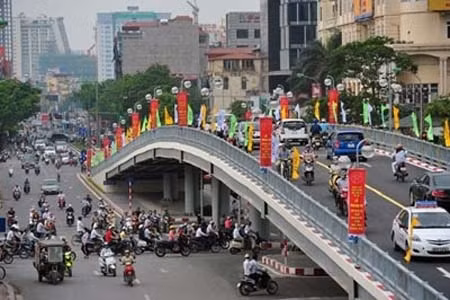 Việc xây dựng các cây cầu vượt lắp ghép đang thu hút nhiều quan tâm của dư luận