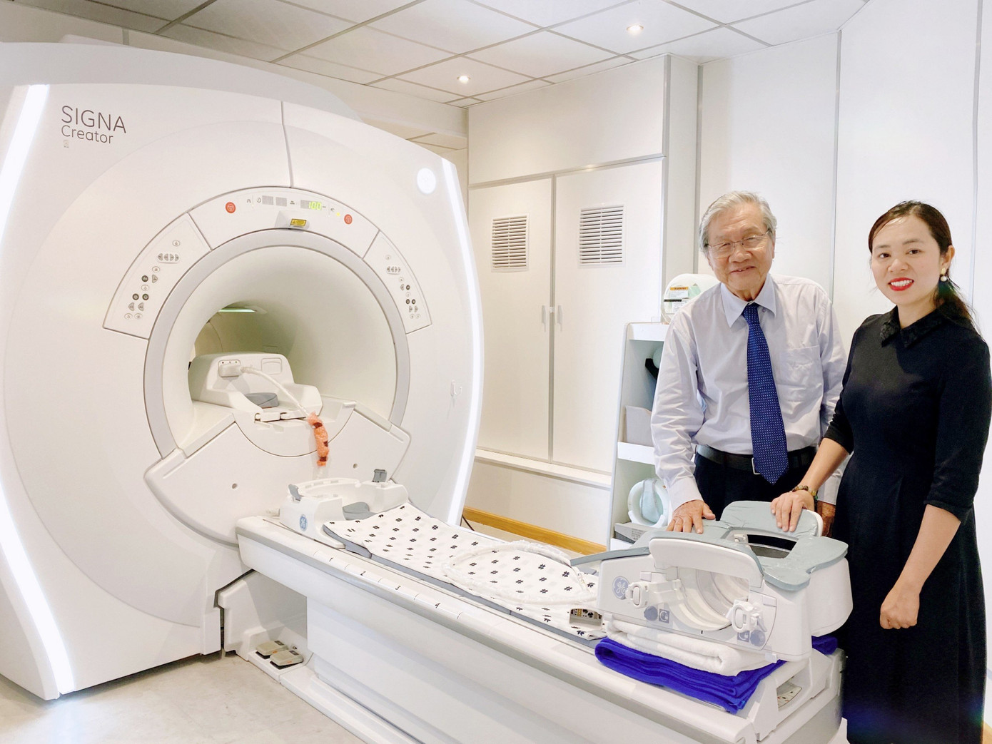 GS Nguyễn Chấn Hùng cùng bà Nguyễn Nam Phương, Tổng giám đốc Bernard Healthcare bên hệ thống MRI coil nhũ