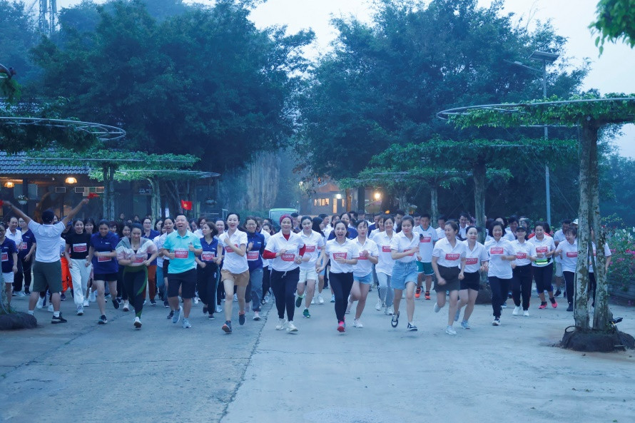 Hơn 100 runner bắt đầu tham gia đường đua từ 6h sáng ngày 17/1 Hơn 100 runner bắt đầu tham gia đường đua từ 6h sáng ngày 17/1