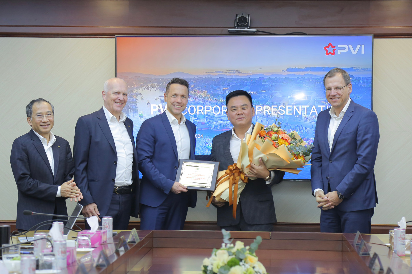 Ông Nguyễn Xuân Hòa – PCT TT HĐQT/TGĐ PVI Holdings nhận vinh danh cho thành tích của toàn hệ thống PVI hoàn thành vươt mức kế hoạch năm 2023 từ lãnh đạo Tập đoàn Talanx và HDI Global SE