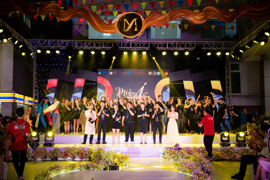 Các thành viên trong ekip thực hiện sự kiện là những sinh viên còn ngồi trên ghế nhà trường