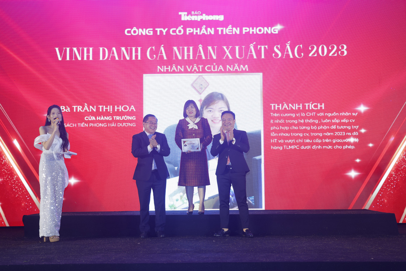 Ban lãnh đạo Công ty trao giải Nhân vật của năm cho chị Trần Thị Hoa - Cửa hàng trưởng Nhà sách Tiền Phong Hải Dương. Ban lãnh đạo Công ty trao giải Nhân vật của năm cho chị Trần Thị Hoa - Cửa hàng trưởng Nhà sách Tiền Phong Hải Dương.