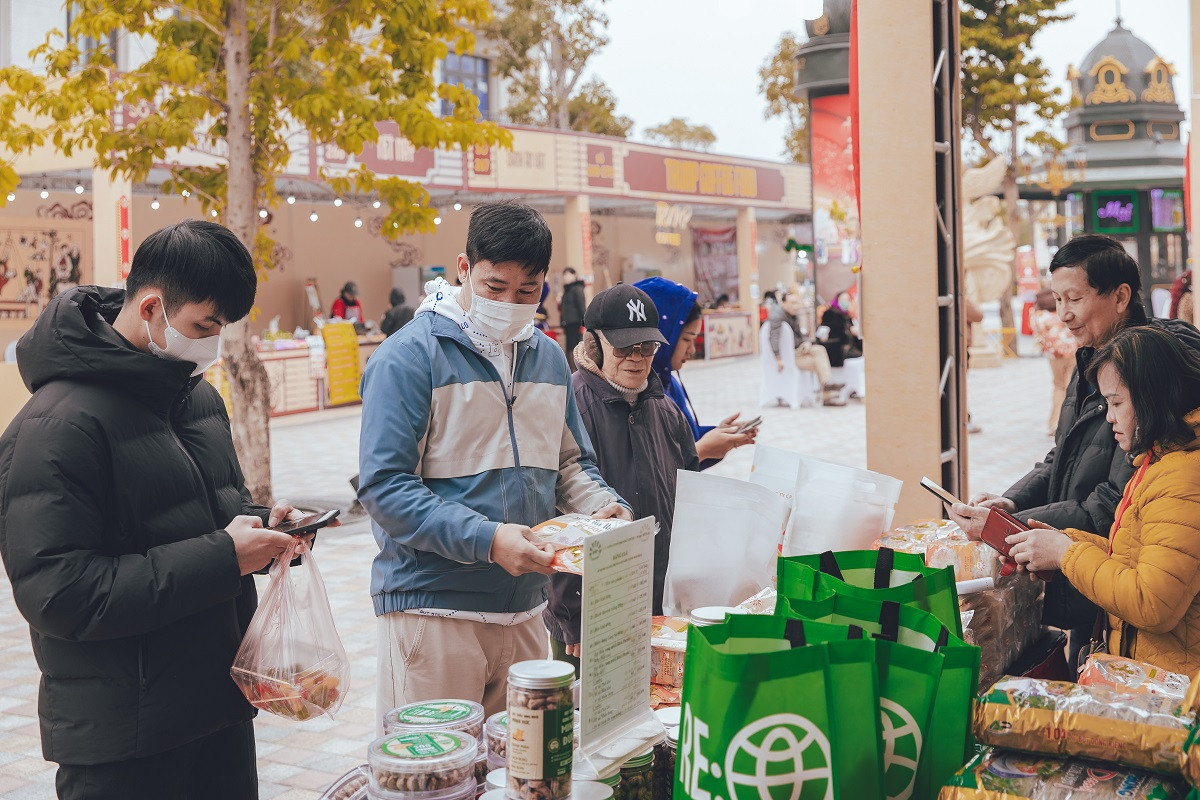 Gian hàng đặc sản trong nước và đồ ăn nhập khẩu được đặc biệt yêu thích