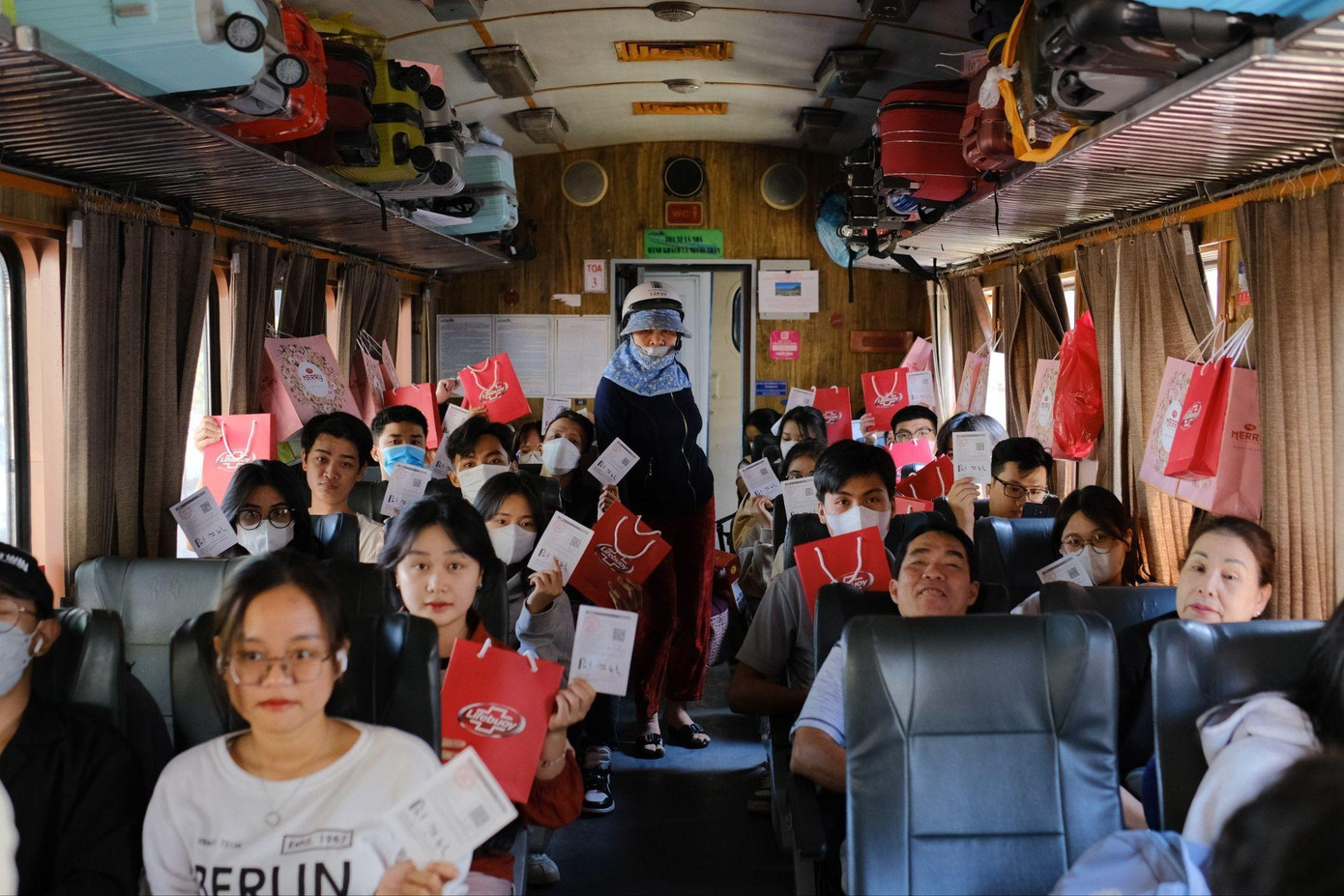 Sinh viên háo hức về quê trên những chuyến tàu mùa xuân ấm áp Sinh viên háo hức về quê trên những chuyến tàu mùa xuân ấm áp