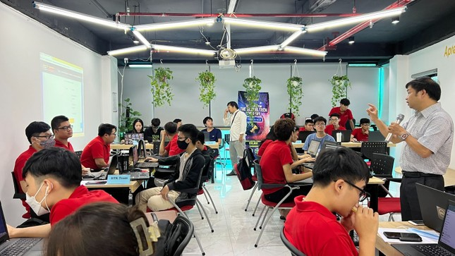 Một buổi hướng dẫn làm dự án thực tế từ giảng viên giúp người học sớm “biết việc” và nâng cao chuyên môn. (Ảnh: Aptech cơ sở 19 Lê Thanh Nghị). Một buổi hướng dẫn làm dự án thực tế từ giảng viên giúp người học sớm “biết việc” và nâng cao chuyên môn. (Ảnh: Aptech cơ sở 19 Lê Thanh Nghị).