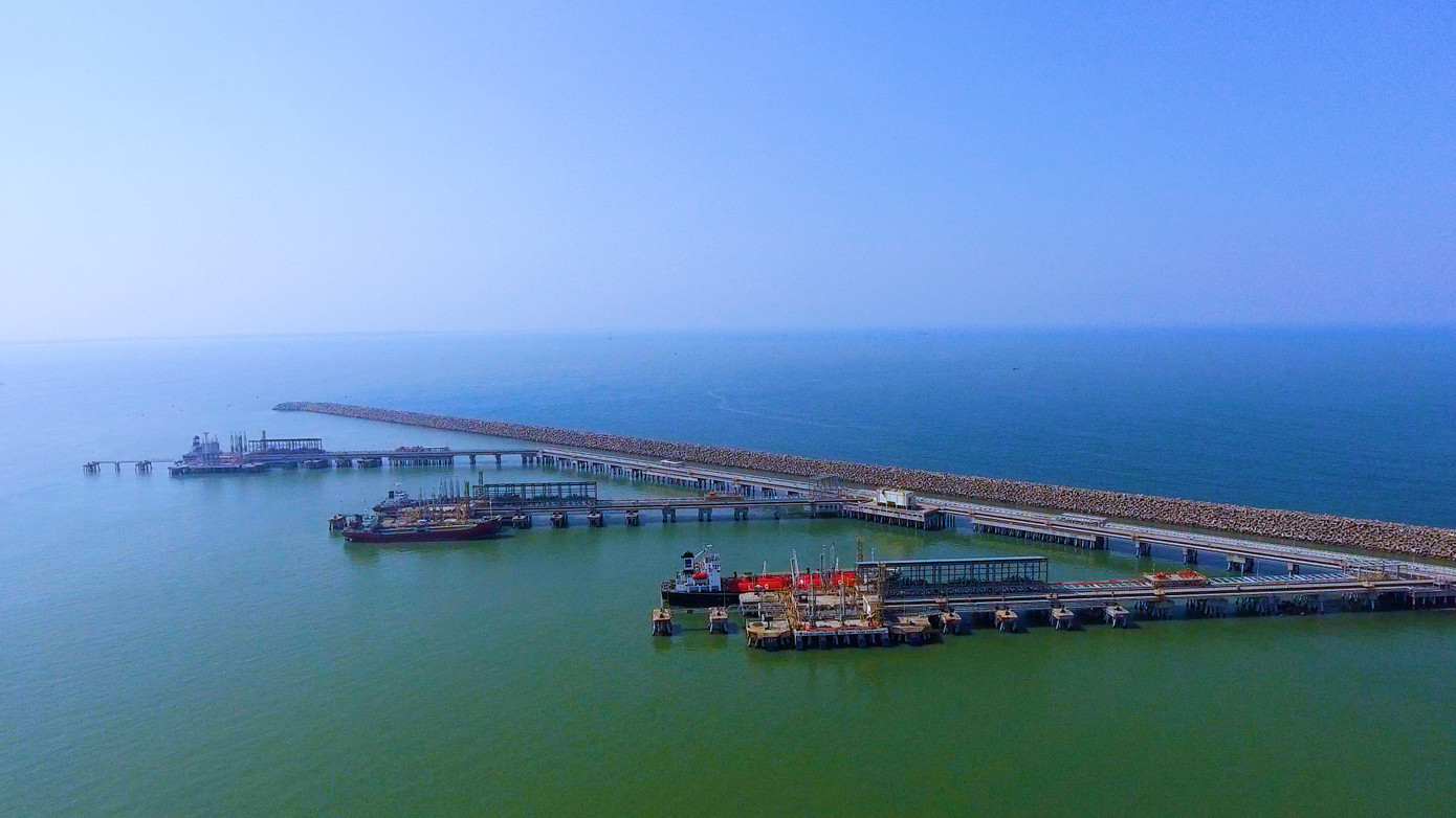 Công tác xuất bán sản phẩm bằng đường biển và đường bộ của BSR được triển khai đồng bộ, hiệu quả. Công tác xuất bán sản phẩm bằng đường biển và đường bộ của BSR được triển khai đồng bộ, hiệu quả.