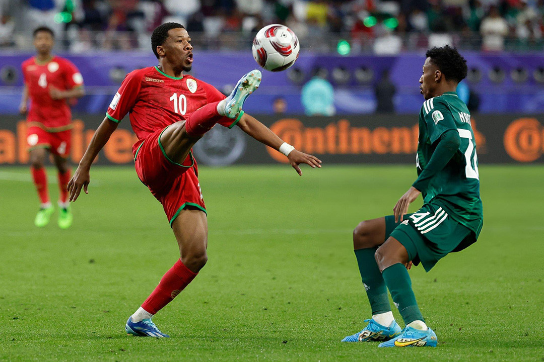 Oman (áo đỏ) thi đấu rất tự tin trước Ả Rập Xê Út. (Ảnh: KARIM JAAFAR/Getty)
