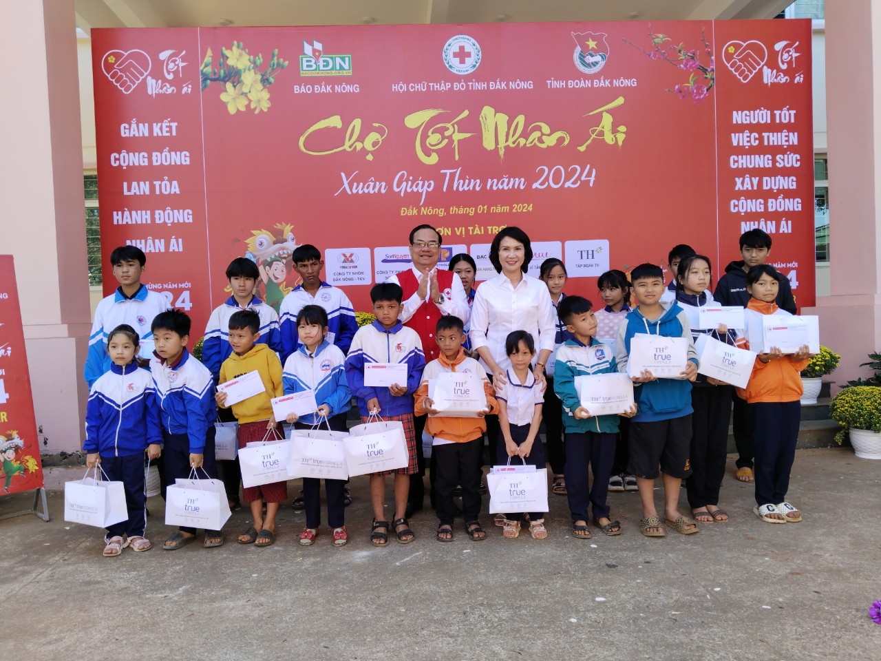320 suất quà đã được trao trong hoạt động Chợ Tết Nhân ái - Xuân Giáp Thìn