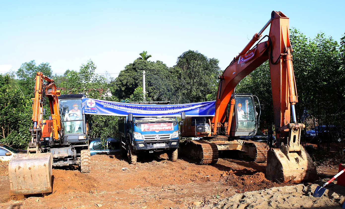 Các đơn vị huy động phương tiện, máy móc để triển khai thi công ngay sau khi phát lệnh triển khai thi công Các đơn vị huy động phương tiện, máy móc để triển khai thi công ngay sau khi phát lệnh triển khai thi công