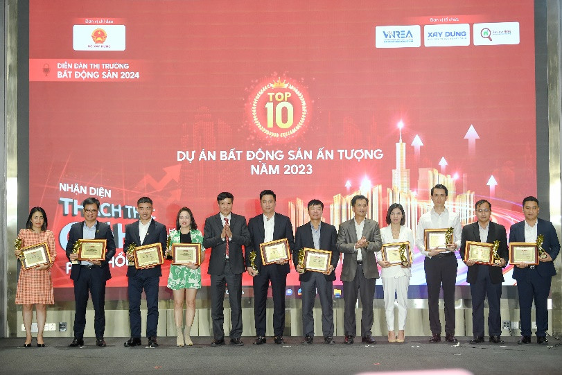 Đại diện Tập đoàn Tân Á Đại Thành nhận giải thưởng Top 10 chủ đầu tư Bất động sản ấn tượng năm 2023 Đại diện Tập đoàn Tân Á Đại Thành nhận giải thưởng Top 10 chủ đầu tư Bất động sản ấn tượng năm 2023
