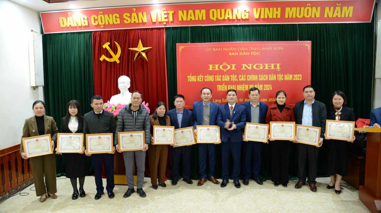 Các cá nhân tiêu biểu trong công tác dân tộc được tôn vinh, khen thưởng .Ảnh: Duy Chiến Các cá nhân tiêu biểu trong công tác dân tộc được tôn vinh, khen thưởng .Ảnh: Duy Chiến