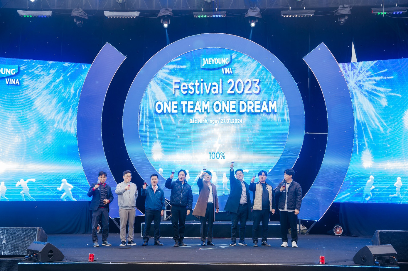 Ban lãnh đạo Công ty cùng nâng ly chúc mừng những kết quả đã đạt được trong năm 2023